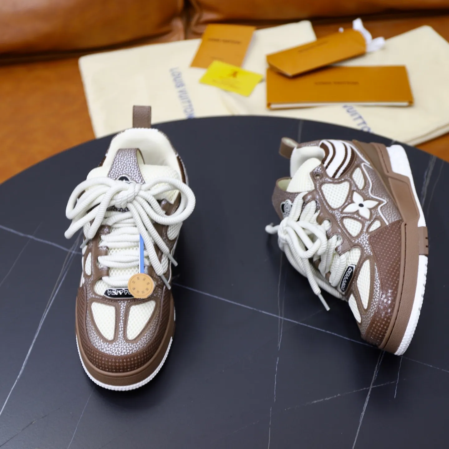 Ex-factory price: 860💰LV Couple👫Louis Vuitton TRAINER sneakers classic Louis Vuitton men's artistic director Virgil Abloh picked inspiration to create this LV Trainer sneaker. Yingze crystal inlays present a colorful effect. VS can be matched with two gorgeous effect colors. The LV letter logo badge on the tongue is gorgeous and noble. The LV letter is decorated on the side. The outsole is decorated with a Monogram flower pattern. It shows the trend of elegance and nobility! Men's and women's models: 35-46